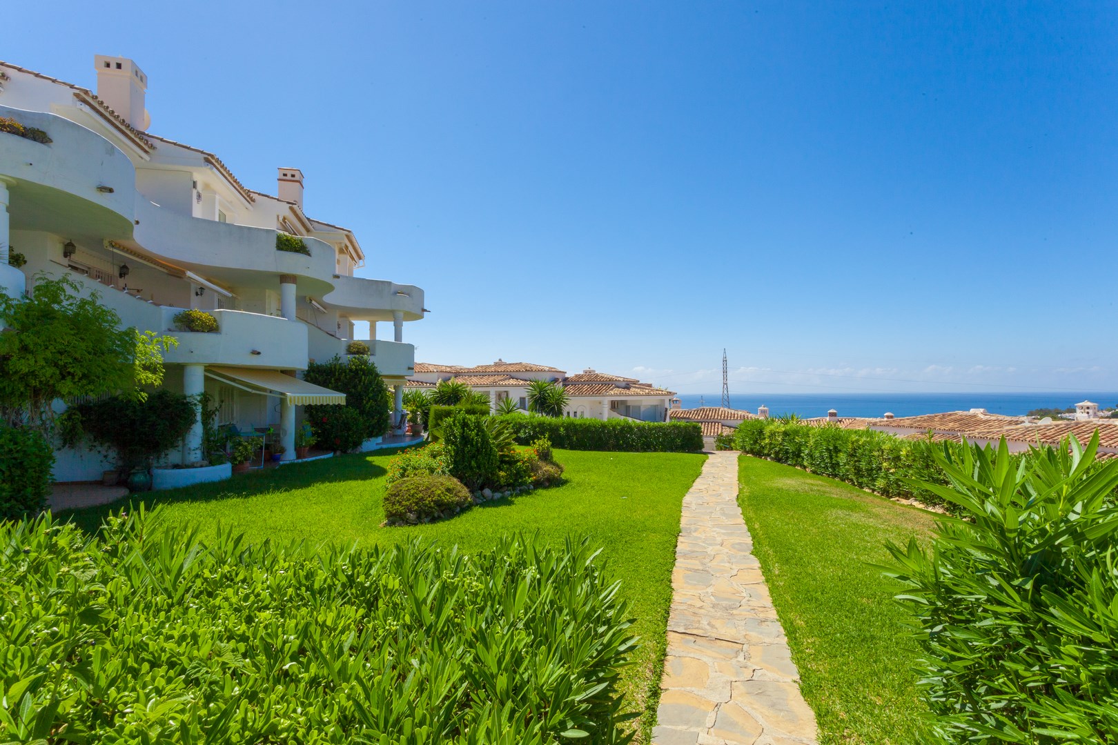 Cornisa Calahonda apartment for sale