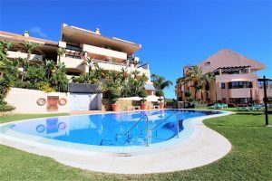 Cascadas de Calahonda pool and apartments